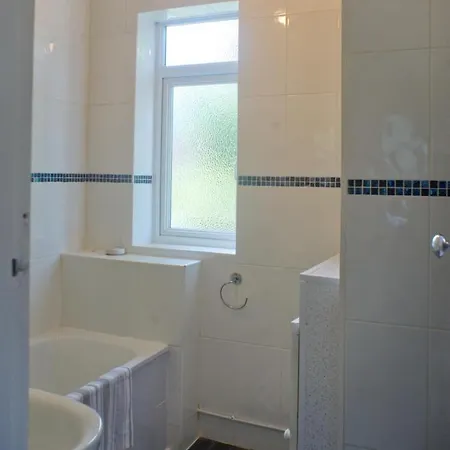 Elegant 3 Bedroom Free Parking Apartment *