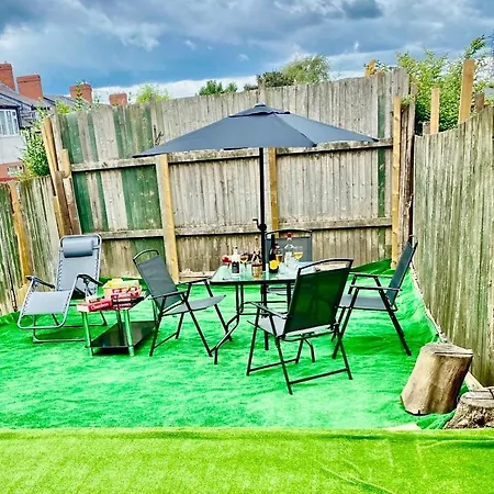Апартаменты Modern, Spacious And Comfortable 3 Bedroom Home.