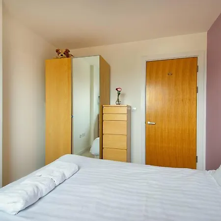 Apartment Free Parking- Water-side Manchester