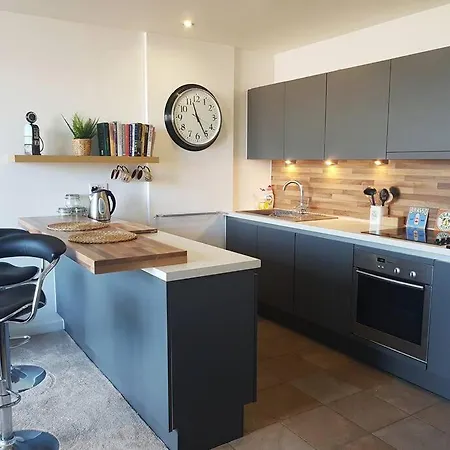 Free Parking- Water-side Apartment Manchester