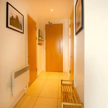 Apartment Free Parking- Water-side Manchester