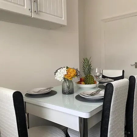 Cosy Cheerful 2 Bedrooms Near Piccadilly, Etihad Stadium Sleeps Up To 5 Manchester