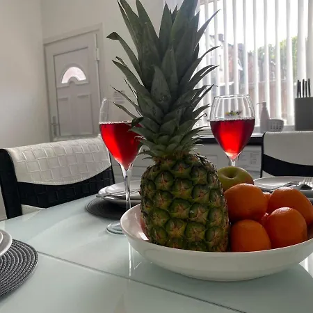 Cosy Cheerful 2 Bedrooms Near Piccadilly, Etihad Stadium Sleeps Up To 5 בית נופש *