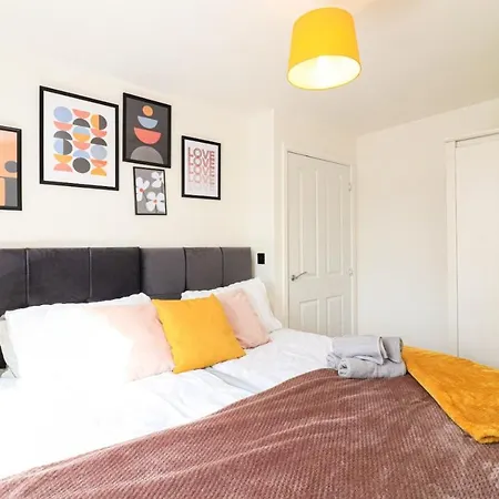 Elegant 4 Bedroom House - Parking - Garden Apartment Manchester