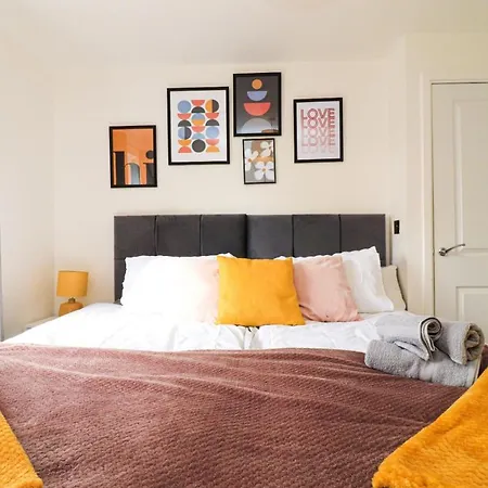 Elegant 4 Bedroom House - Parking - Garden Manchester