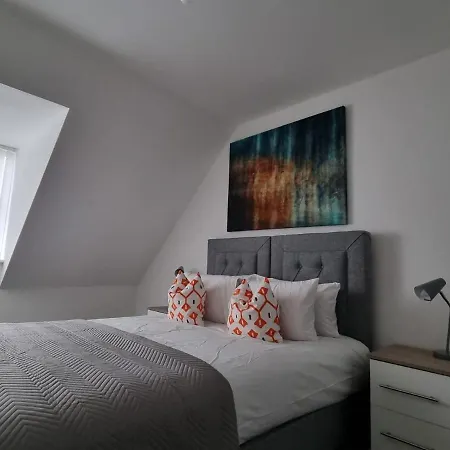 Beautiful 4 Bed Home, Sleeps 6, Driveway Parking, With Sky & Bt Sports *