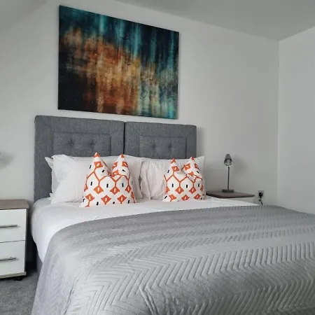 Beautiful 4 Bed Home, Sleeps 6, Driveway Parking, With Sky & Bt Sports * Manchester