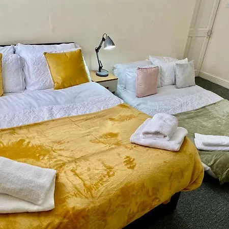 Modern, Spacious And Comfortable 3 Bedroom Home. Манчестер