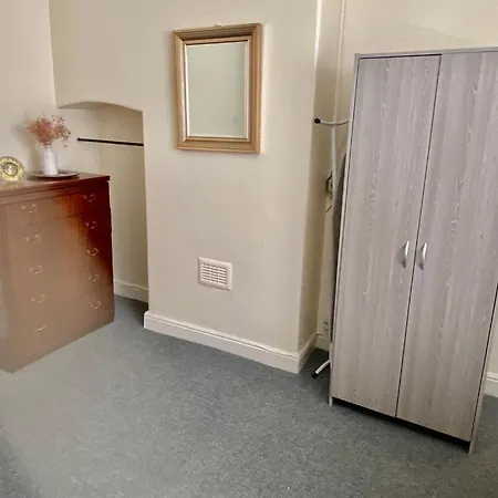 Апартаменты Modern, Spacious And Comfortable 3 Bedroom Home. Манчестер