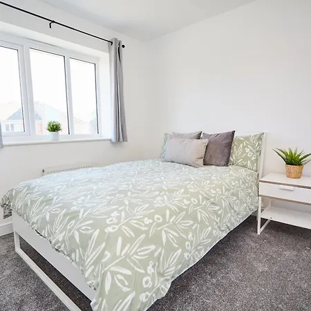 Cosy,modern And Relaxing 3 Bedroom House With Parking Holiday home *