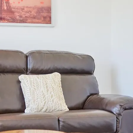 Holiday home Cosy,modern And Relaxing 3 Bedroom House With Parking *