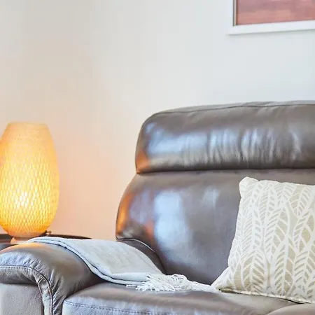 Holiday home Cosy,modern And Relaxing 3 Bedroom House With Parking *