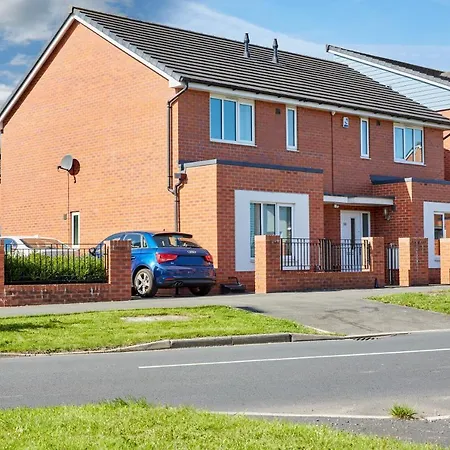 Cosy,modern And Relaxing 3 Bedroom House With Parking Holiday home Manchester