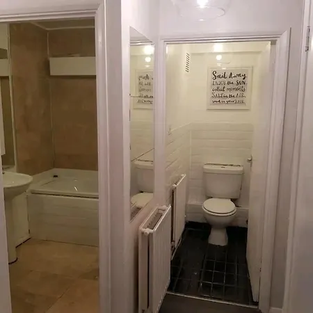 Homestay La1 Themed 65 Inch Tv Free Parking Own Fridge With Park View *