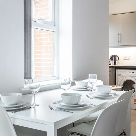 Pillo Serviced - Trafford * Manchester