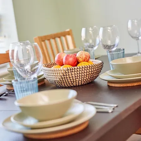 Holiday home Cosy,modern And Relaxing 3 Bedroom House With Parking *