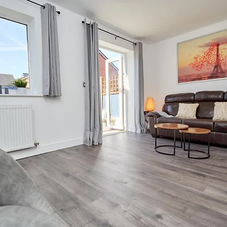 Cosy,modern And Relaxing 3 Bedroom House With Parking