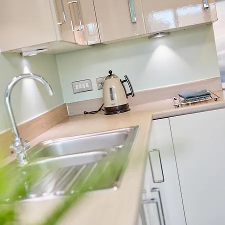Cosy,modern And Relaxing 3 Bedroom House With Parking
