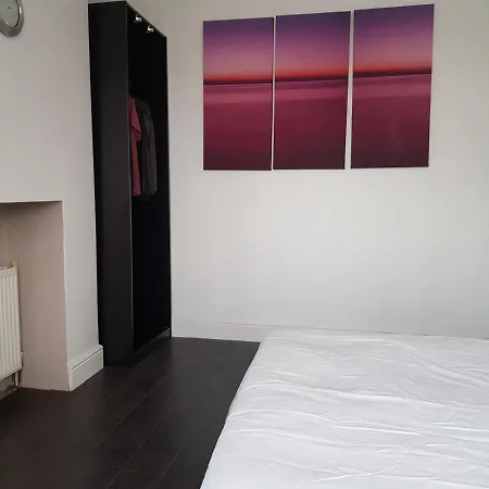 La1 Themed 65 Inch Tv Free Parking Own Fridge With Park View Homestay Manchester