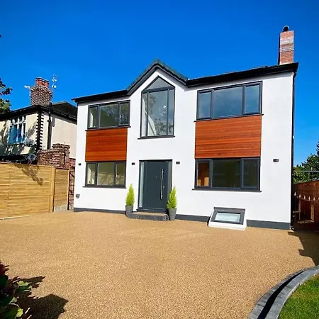 Luxury 7 Bedroom House In Didsbury, Holiday home