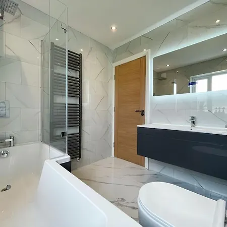 Luxury 7 Bedroom House In Didsbury, *