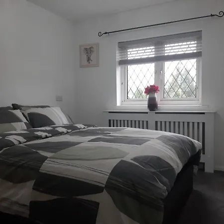 Beautiful 1-bed House By City Stadium Feriehus *