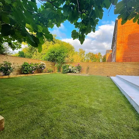 Luxury 7 Bedroom House In Didsbury,