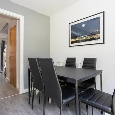 Spacious 3 Bedroom Townhouse To Rent In Apartment *