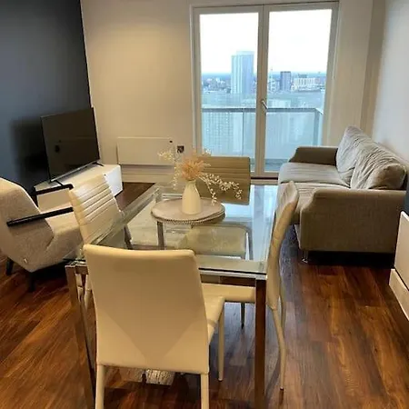 Lovely 2-bedroom With Balcony * Manchester