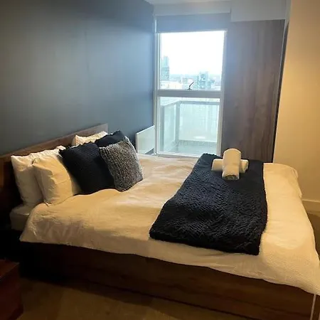 Lovely 2-bedroom With Balcony