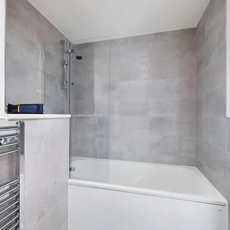 Superb 2bd In Salford With A View Apartment