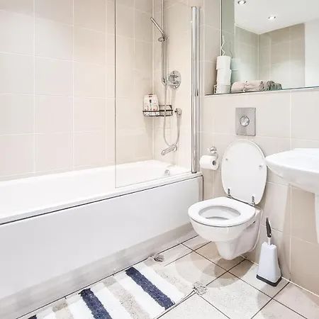 Aparthotel Bright Apt With Balcony & Secure Parking Manchester