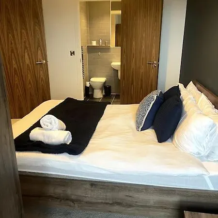 Lovely 2-bedroom With Balcony * Manchester