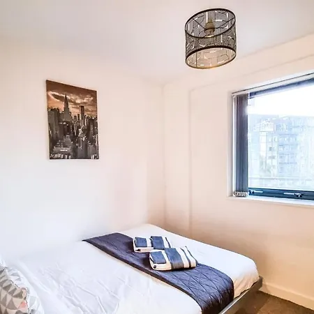 Bright Apt With Balcony & Secure Parking