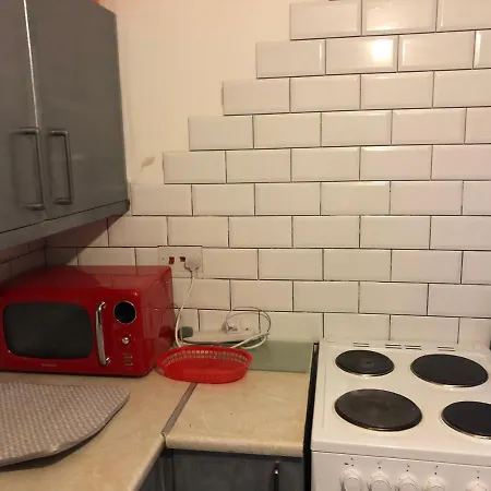 Apartman Lovely 2 Bedroom Flat Near And Train Station