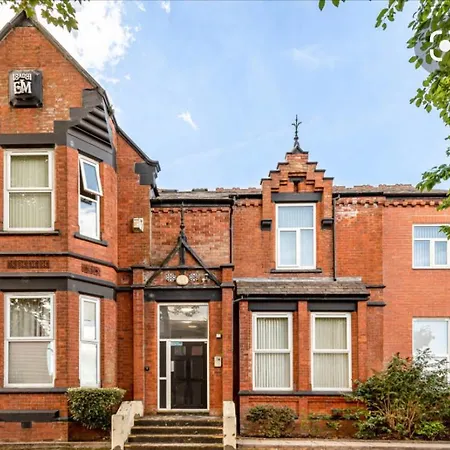 Apartman Lovely 2 Bedroom Flat Near And Train Station Manchester