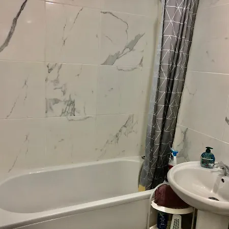 Lovely 2 Bedroom Flat Near And Train Station Apartamento