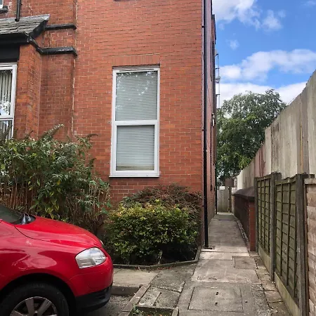 Lovely 2 Bedroom Flat Near And Train Station Manchester