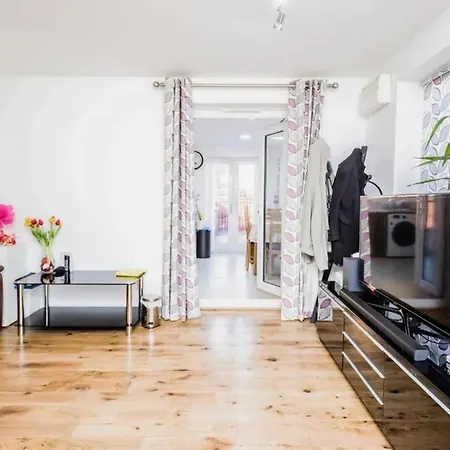 Impeccable House In England Feriehus Manchester