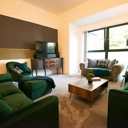 Ideal In Thorncliffe Apartment