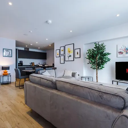 Hilltop Serviced - Deansgate Apartment *