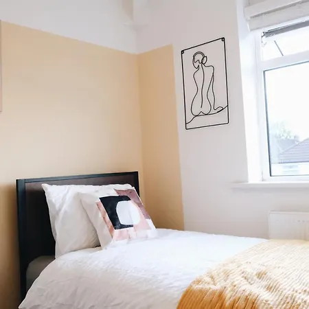 Bee - Caldecott House Holiday home *
