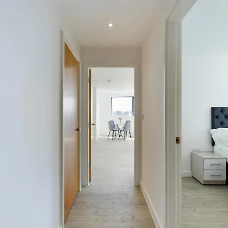 Superb 2bd In Salford With A View Apartment