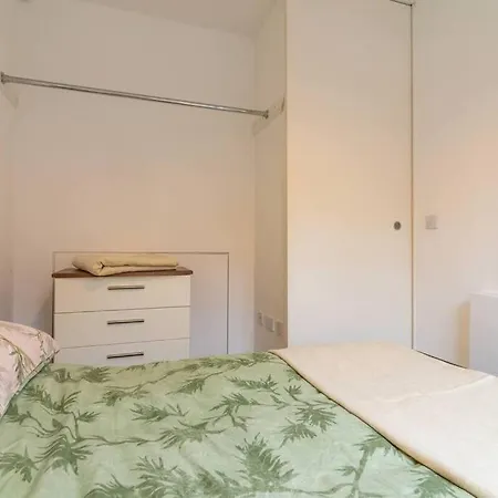 Trendy 2 Bedroom Апартаменты