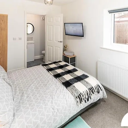 Luke Stays - Baltic Street Apartment