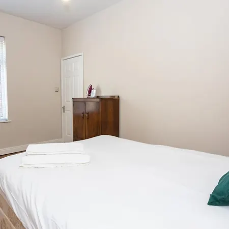 Amazing 2 Bedroom House In Salford Манчестер