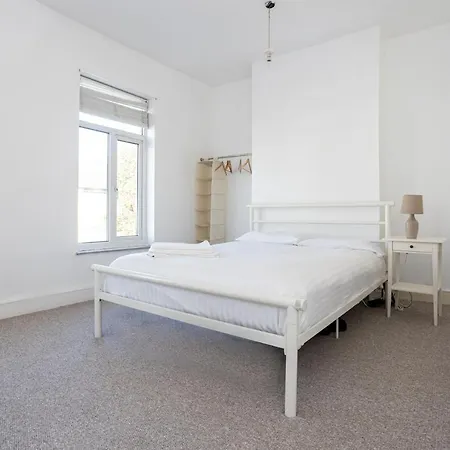 Amazing 2 Bedroom House In Salford Manchester