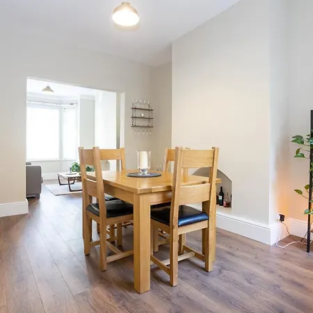 Amazing 2 Bedroom House In Salford