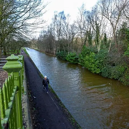 Pillo - Spacious Cosy 2 Bedroom House By Bridgewater Canal *