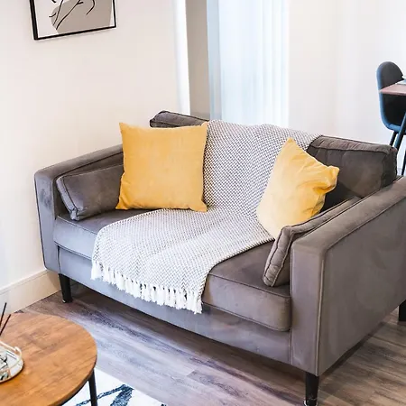 Modern 1-bed - Brand New - - Free Wi-fi Apartment